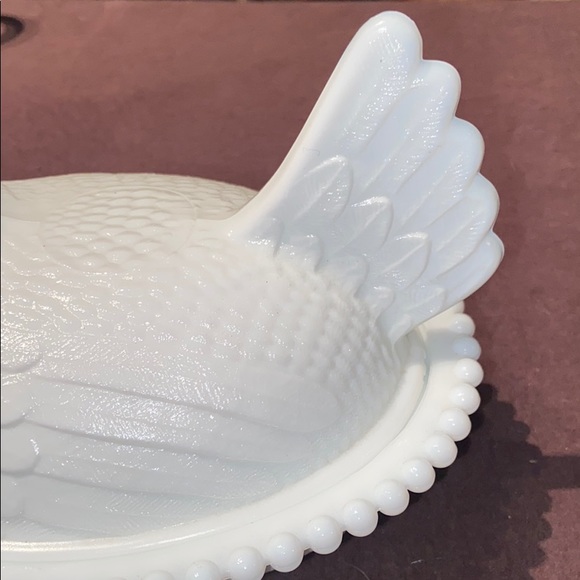 Lot of 2 Milk Glasses of Hens on a Nest - Picture 7 of 16